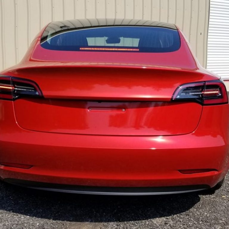 Gloss Dragonfire Red Tesla Model 3